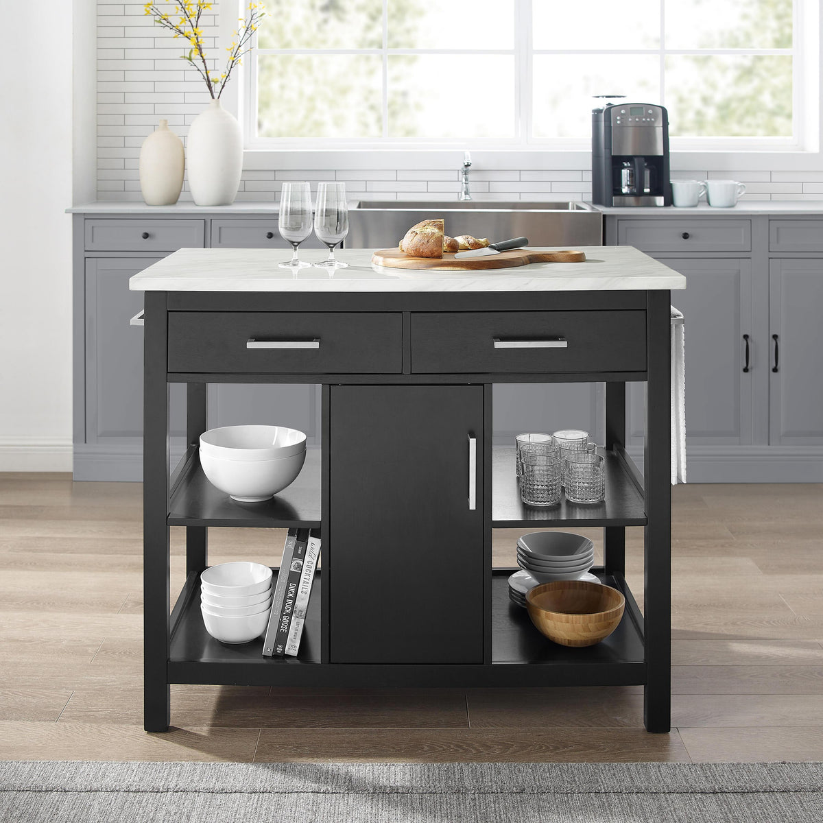 Whatever the room, black always makes an exclamation point. 🎩 Design  @laurenashleyelder . . . #kitchendesign #kitcheninspo #kitchendecor